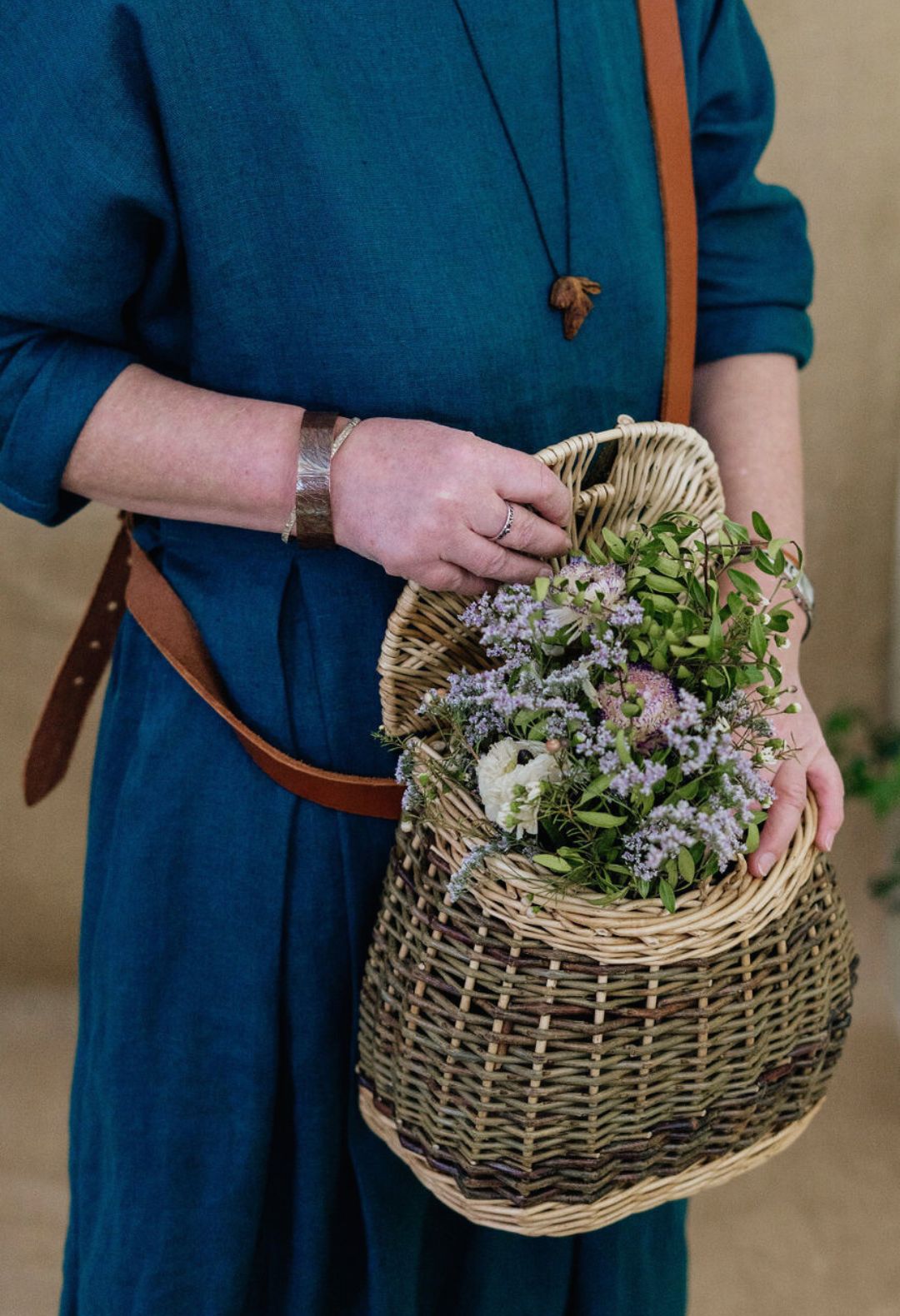 Creel | foraging bag | leather strap | wooden fastener